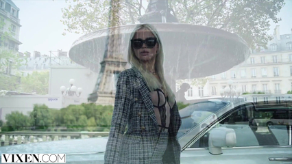 Миниатюрная блондинка в Париже познакомилась с большим членом